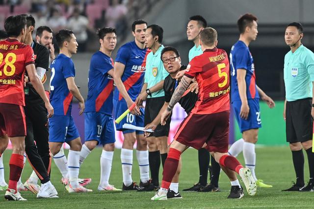 切尔西女足前锋科尔官宣自己与女友梅维斯已怀孕